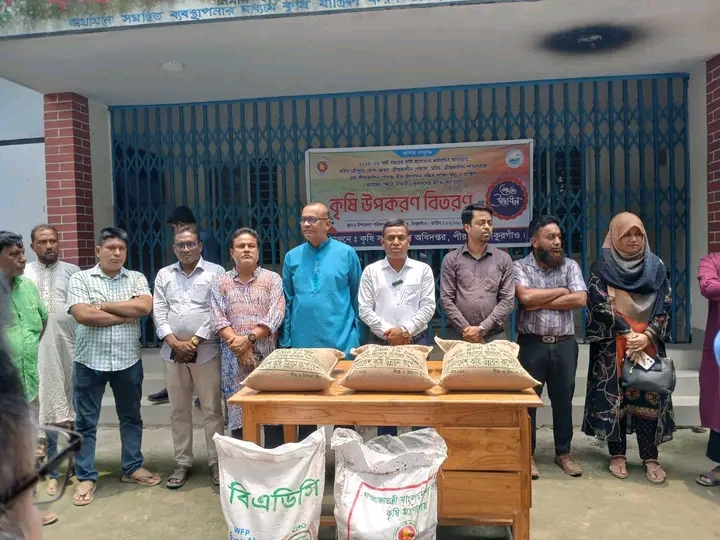 ২০২৫-২৬ অর্থবছরের প্রণোদনা কর্মসূচীর আওতায় পীরগঞ্জে উপজেলায় কৃষকদের মাঝে বীজ, সার বিতরণ। 