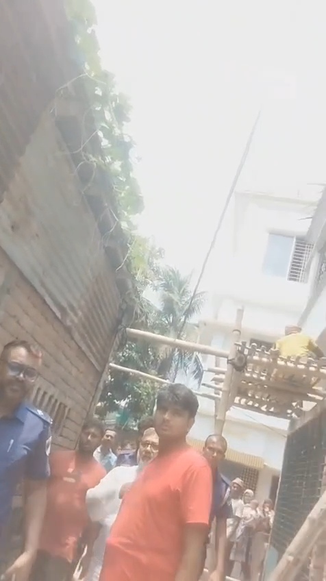 কালীগঞ্জে আওয়ামী লীগ নেতাকে পুলিশের কাছ থেকে ছিনিয়ে নিলো নেতাকর্মী ও স্বজনরা