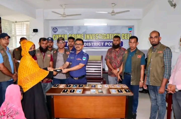 নড়াইলে হারিয়ে যাওয়া ২৬ টি মোবাইল ফোন ও নগদ টাকা উদ্ধার