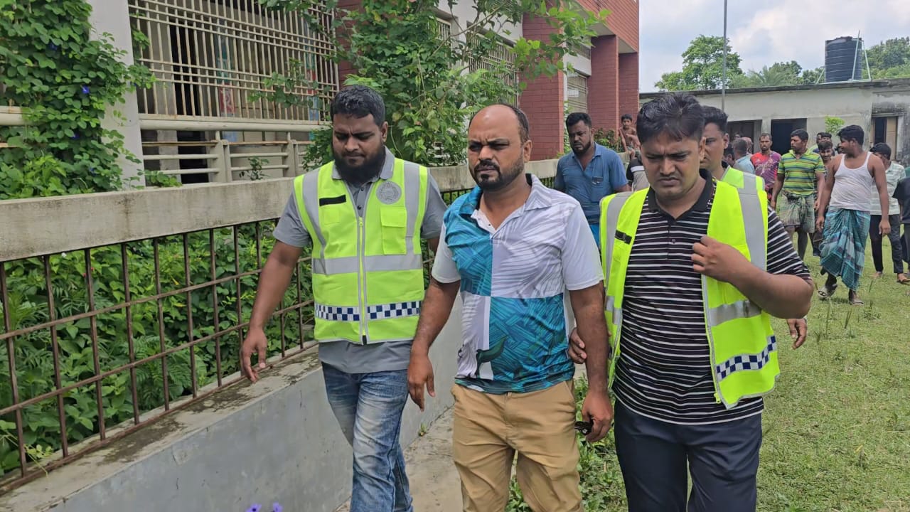 কালীগঞ্জে চতুর্থ শ্রেণির ছাত্রীকে যৌন নিপীড়নের অভিযোগ, শিক্ষককে অবরুদ্ধ