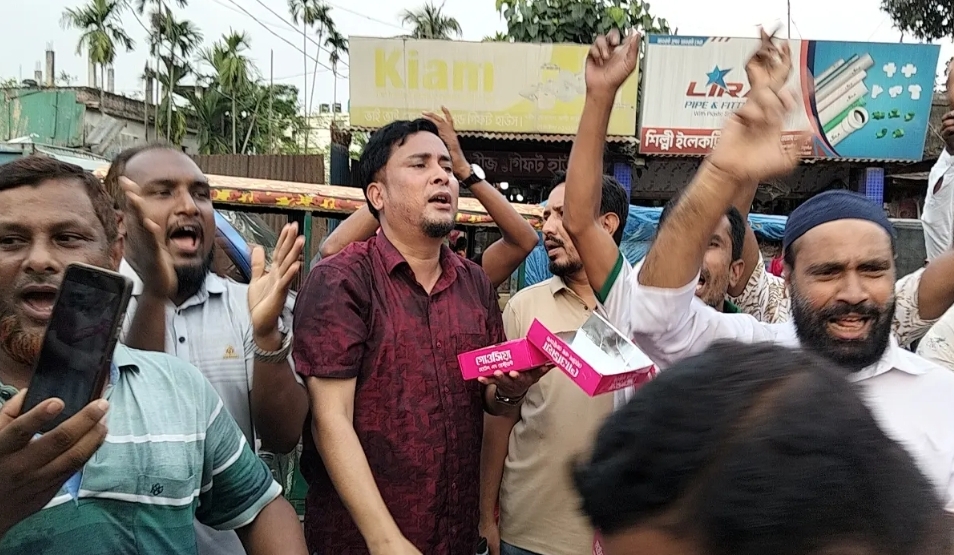 মির্জা ফখরুলের ইসলামের নিজ জেলায় মিষ্টি বিতরণ ও আনন্দ মিছিল। 